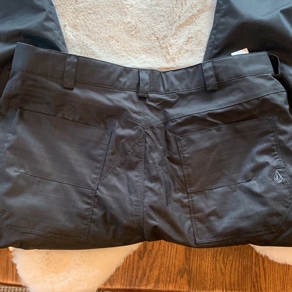NWOT. Volcom ski pant for men - Picture 2 of 6